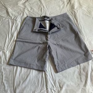 Blue and white diamond pattern Bermuda shorts